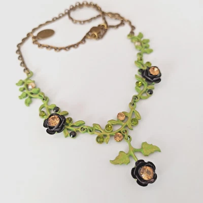 Collar Michal Negrin Rosas Negras Gota en Y Esmalte Verde Con Cristales de Swarovski Foto 1 de 4