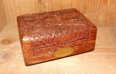 Boite de Thé Gold en Tips en bois sculpté avec plaque laiton Inde - Photo 1/4