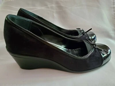 Style & Co. 黑色高跟鞋楔形高跟鞋“Gennah”人造麂皮绒专利脚趾 9.5 米 预制 — 第 1/4 张图片