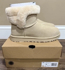 Neu im Karton UGG Damen-Ministiefel Größe 9 Saniya Lammfell SWD beige - Bild 1 von 5