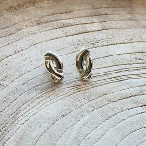 Vintage Monet Clip On Earrings Sliver Tone Knot Everyday Causal Dressy - Picture 1 of 11