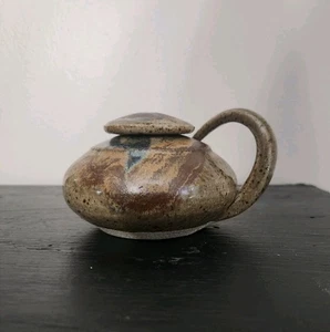 Lámpara de aceite de cerámica artística firmada hecha a mano de aspecto único con mango - Imagen 1 de 7