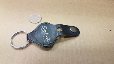 Llavero Dean Markley Cuerdas Pick Holder Cuero Negro con Letras Plateadas  Foto 1 de 4
