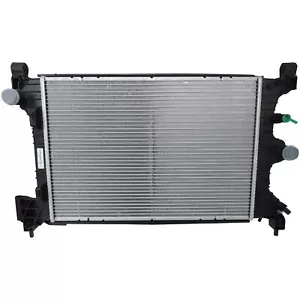 95298551 Radiator w/Support Baffle New OEM 2012-18 Chevy Sonic 1.8L Manual Trans - Foto 1 di 4