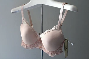 NUEVO CON ETIQUETAS Felina Lencería Diseñador Desnudo Encaje Sexy Camiseta Sujetador con Aros 34 B $42 - Imagen 1 de 6