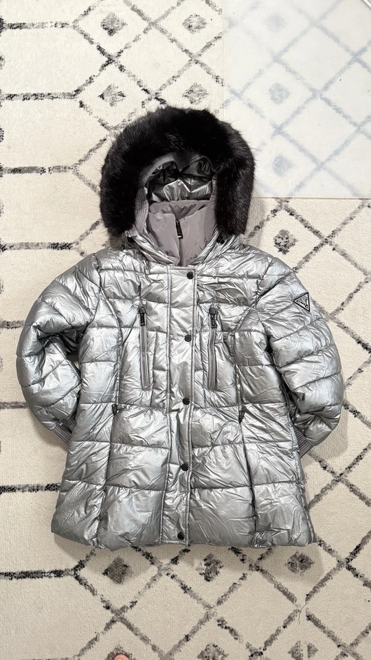 Jaqueta de inverno feminina GUESS cinza com capuz acolchoada com zíper frontal, tamanho M - Imagem 1 de 4