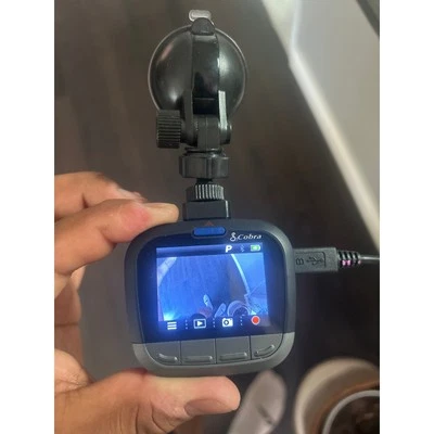Cámara de tablero Cobra CDR855BT 1080P Full HD Bluetooth con GPS y alertas iRadar usada Foto 1 de 3