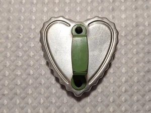 Vintage Ausstecher Herzform Aluminium Metall mit grünem Griff Valentinstag - Bild 1 von 7