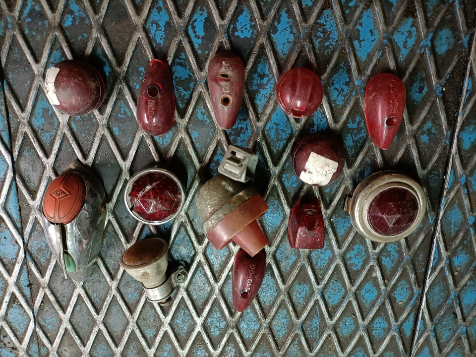 LOT CABOCHONS FEU ARRIERE MOTOBECANE PEUGEOT TERROT.. - Photo 1/1