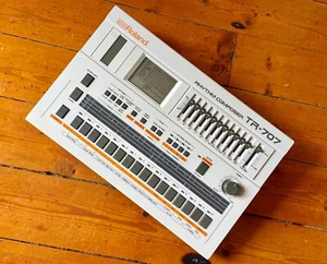 Batería Roland TR-707 Rhythm Composer + Fuente de alimentación del Reino Unido + Folleto y guía originales - Imagen 1 de 17