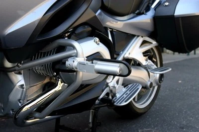 Protector de protección del motor Ilium Works PLATEADO para BMW R1200RT WC 14+ refrigerado por líquido Foto 1 de 4