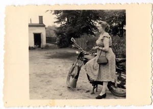 Portrait femme appuyée contre moto - photo ancienne an. 1950 - Imagen 1 de 1