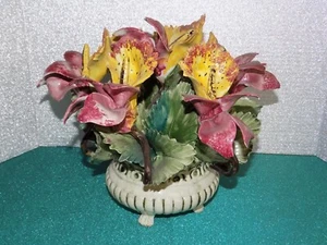 Centro de mesa vintage con arreglo floral italiano Capodimonte en cesta para maceta - Imagen 1 de 17