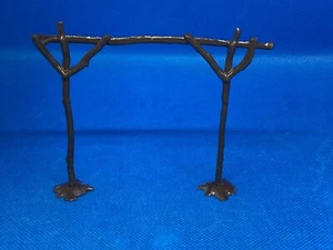 Britains Miniatur Garten, Pergola und 2 Erdhügel (Pink’ 865) Metall / Blei - Bild 1 von 3