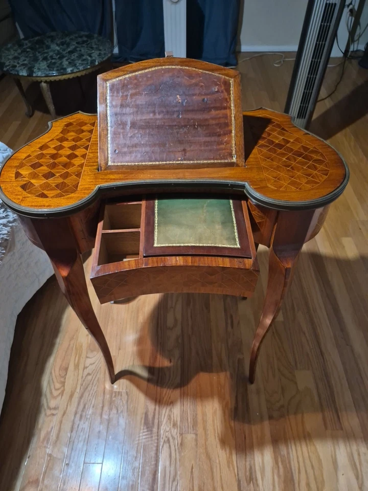 Антикварный инкрустированный овальный деревянный настольный секретарь эпохи Людовика XV с кожаной отделкой - Изображение 1 из 4