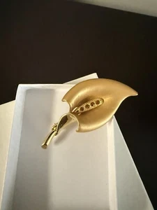 Broche de diamantes de imitación de tallo y tulipán cala lirio cepillado tono dorado 2,5" - Imagen 1 de 5