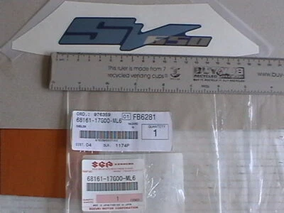 EMBLEMA GENUINO DE CUBIERTA TRASERA SUZUKI ""SV650" 68161-17G00-ML6 SV650 SV650A 2003 07 Foto 1 de 2
