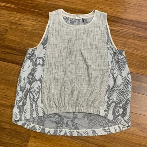 Akemi + Kin grau Schlangenmuster Tanktop ärmellos strukturiert Strick Bluse Größe Small - Bild 1 von 7