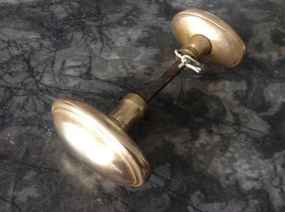 Ancienne poignée de porte en laiton  repoussé carré de 6 mm - Photo 1/4