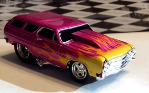 MUSCLE MACHINES 1965 CHEVELLE WAGON 1/64 65 CHEVELLE KOMBI - PINK - Bild 1 von 4