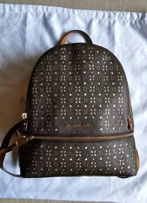 Mochila Michael Kors Mediana Rhea Perforada Marrón Dorado Foto 1 de 4