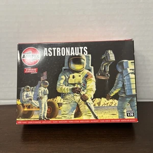 Airfix Vintage Classics Astronauts 1:76 Plastic Model 57 Pieces Figures A00741V - Picture 1 of 9