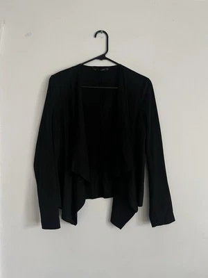 Cárdigan corto Zara imitación gamuza negro frente abierto cascada talla mediana suave Foto 1 de 3