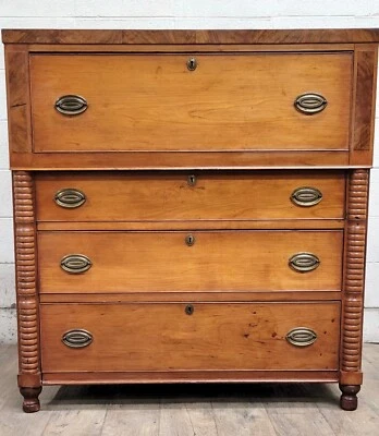 Cómoda estilo Sheraton antigua Foto 1 de 4