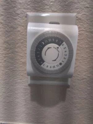 DEFIANT OUTLET REMOTE MECHANICAL TIMER 15A IN 24 HOUR ROTATE FOR INDOOR - Image 1 of 4