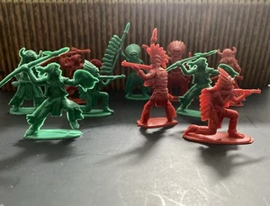 Vintage Kunststoff Indianer Figuren 10 Stück Western rot & grün unbeschriftet - Bild 1 von 9