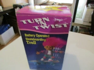 Vintage Turn 'n Twist batteriebetriebener Skateboard Troll RUSS TROLLS NOS - Bild 1 von 8