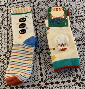 Two Pairs of Girls Christmas Holiday Crew Socks Santa Claus Penguins Brand New - Picture 1 of 4
