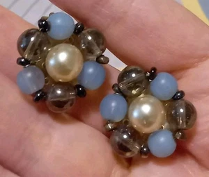ORECCHINI CLIP VINTAGE FIORE AZZURRO PERLINE E PERLE FINTE PIUTTOSTO BELLI GLAM - Foto 1 di 4