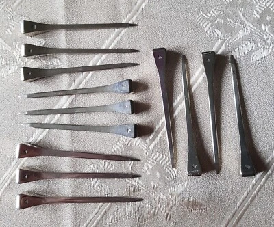 LOT DE 13 CLOUS ANCIENS A FERRER tête carrée POINÇON (en Tungstene ?) 8 cm TBE - Photo 1/3