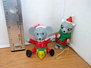 DAKIN & CO. MADERA Juego de 2 Adornos de Navidad ~ Ratón y Mapache - Imagen 1 de 2