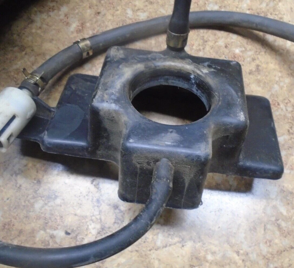 Kawasaki Voyager ZG1200 ZG 1200 B XII 2002 tapa del tanque de combustible tapa goma polvo Foto 1 de 1