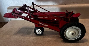Vintage 1950s Tru-Scale Metal Tractor Red w/ Loader 1:16 - Picture 1 of 12
