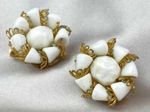 HOBE Vintage Gold Tonę Cluster Clip Earrings White Glass - Picture 1 of 11