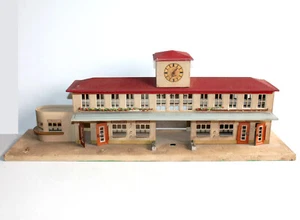 KIBRI HO et O MAQUETTE GRANDE GARE 58cm STATION FERROVIAIRE DIORAMA DECOR METAL - Imagen 1 de 5