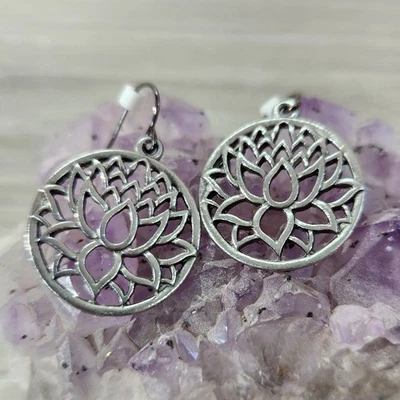 Pendientes colgantes de flor de loto con flor de loto ondulada de moda Foto 1 de 4