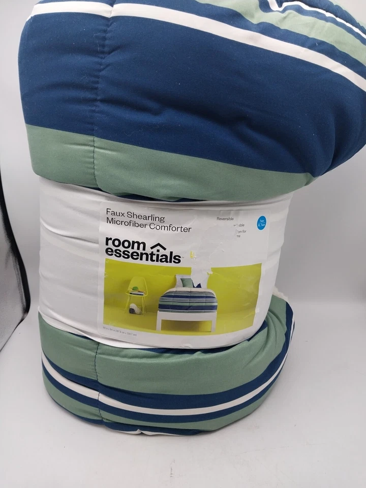 Edredón de microfibra Sherpa imitación piel de oveja Room Essentials doble/doble XL Foto 1 de 4