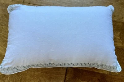 Прямоугольная белая подушка Rachel Zoe с голубой вышитой отделкой 17 X 10 - Изображение 1 из 4