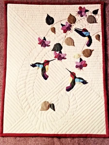 Colchas Carol Armstrong Colibríes 20x27" patrón tanto para apliques como para acolchar - Imagen 1 de 5