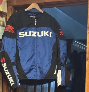 Suzuki GSXR Blue Motorcycle Padded Jacket Zip Moto Mens Size L Bike Read - Foto 1 di 23