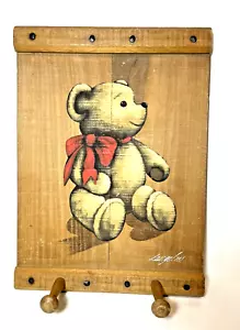Joyce Langelier Estudio "Oso de peluche" Madera Colgante de Pared Arte Casa Granja Niños - Imagen 1 de 5