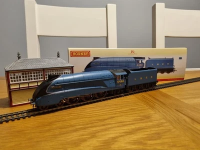 Hornby LNER A4 Mallard 00 Gauge Steam Locomotive R2339 - Image 1 of 3