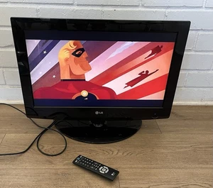 LG 26LG30-UA 26 inch LCD TV HDMI Flat Screen Television With Remote - Picture 1 of 9