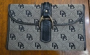 Dooney & Bourke DB schwarz grau große dreifach faltbare Geldbörse Allover D&B Logo rot innen - Bild 1 von 7