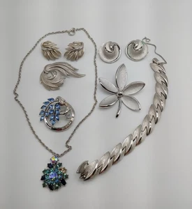 Lote de joyas colgantes broches broches pendientes clip pulsera Trifari corona vintage - Imagen 1 de 7