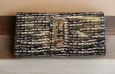 Cartera organizadora REBECCA MINKOFF "Mason" de cuero de cocodrilo blanco y negro con bloqueo giratorio  Foto 1 de 4